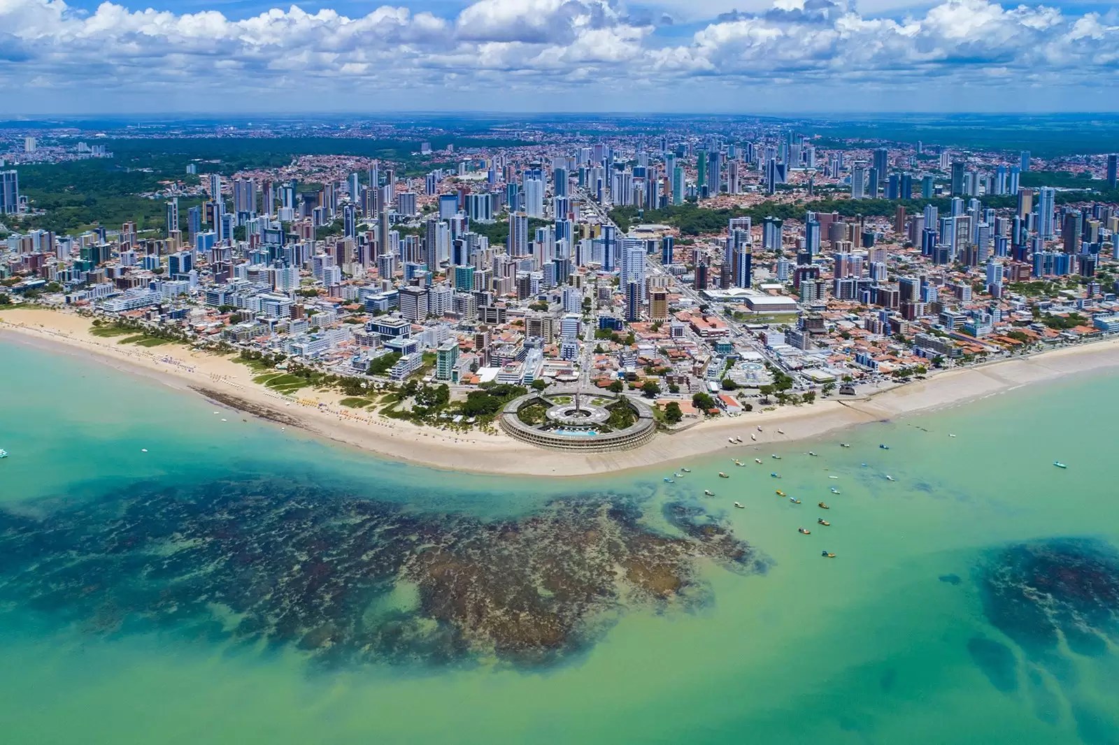 Vista aérea panorâmica da orla de João Pessoa, Paraíba